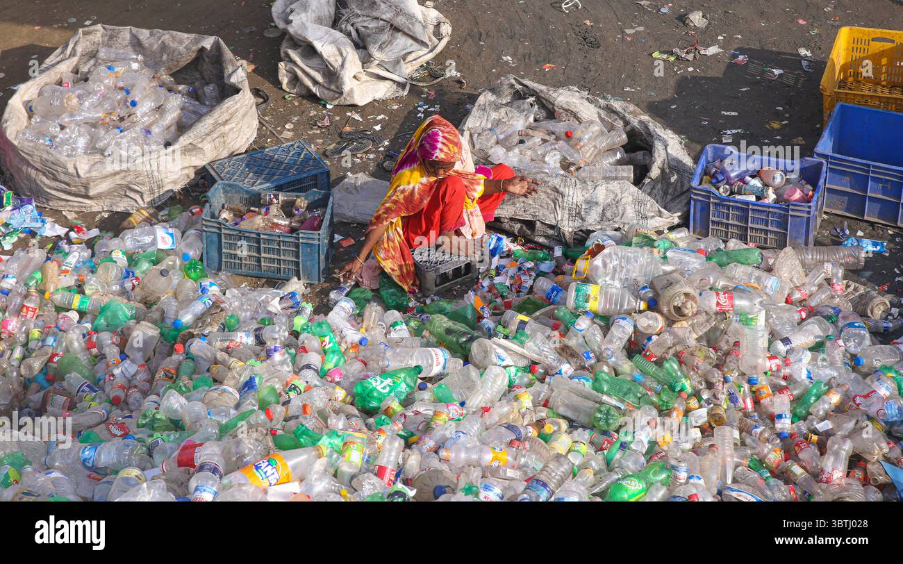 15. Juli 2025, Chittagong, Chittagong, Bangladesch: Arbeiter sortieren in einer Recyclingfabrik in Chittagong gebrauchte Plastikflaschen. Diese Kunststoffflaschen, die häufig zur Verpackung von Trinkwasser verwendet werden, benötigen sehr lange, bis sie vollständig zersetzt sind. Wenn sie verbrannt werden, geben sie giftige Dämpfe in die Umwelt ab. Schwimmende Kunststoffabfälle können viele Jahre im Wasser überleben und dienen oft als winzige Fahrzeuge für invasive Arten, die natürliche Lebensräume bedrohen. Tief im Boden vergraben, können Kunststoffe schädliche Chemikalien freisetzen, die in das Grundwasser gelangen und ernsthafte Risiken für die Umwelt darstellen Stockfoto