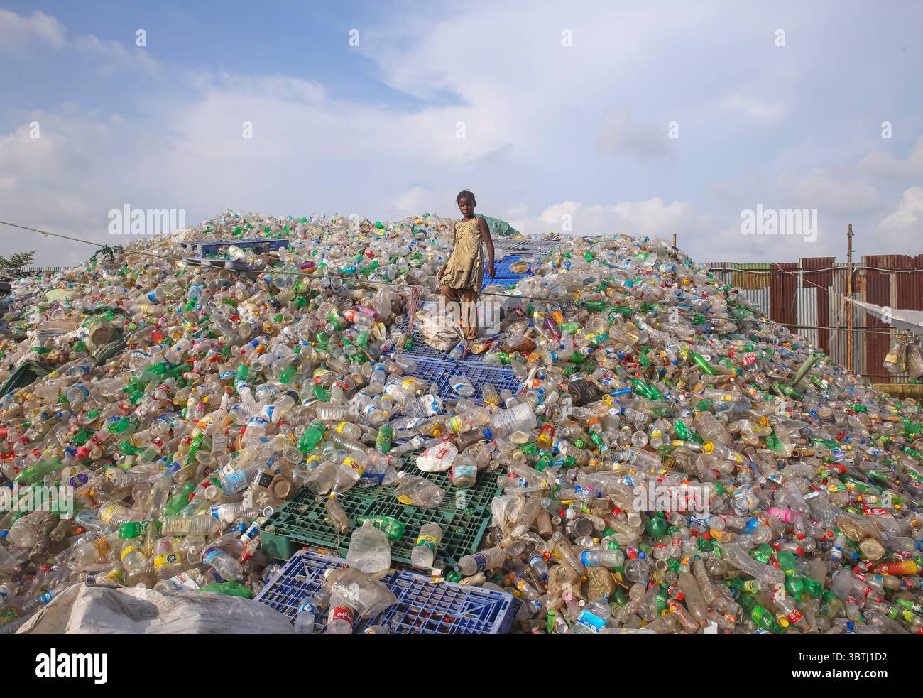 15. Juli 2025, Chittagong, Chittagong, Bangladesch: Arbeiter sortieren in einer Recyclingfabrik in Chittagong gebrauchte Plastikflaschen. Diese Kunststoffflaschen, die häufig zur Verpackung von Trinkwasser verwendet werden, benötigen sehr lange, bis sie vollständig zersetzt sind. Wenn sie verbrannt werden, geben sie giftige Dämpfe in die Umwelt ab. Schwimmende Kunststoffabfälle können viele Jahre im Wasser überleben und dienen oft als winzige Fahrzeuge für invasive Arten, die natürliche Lebensräume bedrohen. Tief im Boden vergraben, können Kunststoffe schädliche Chemikalien freisetzen, die in das Grundwasser gelangen und ernsthafte Risiken für die Umwelt darstellen Stockfoto
