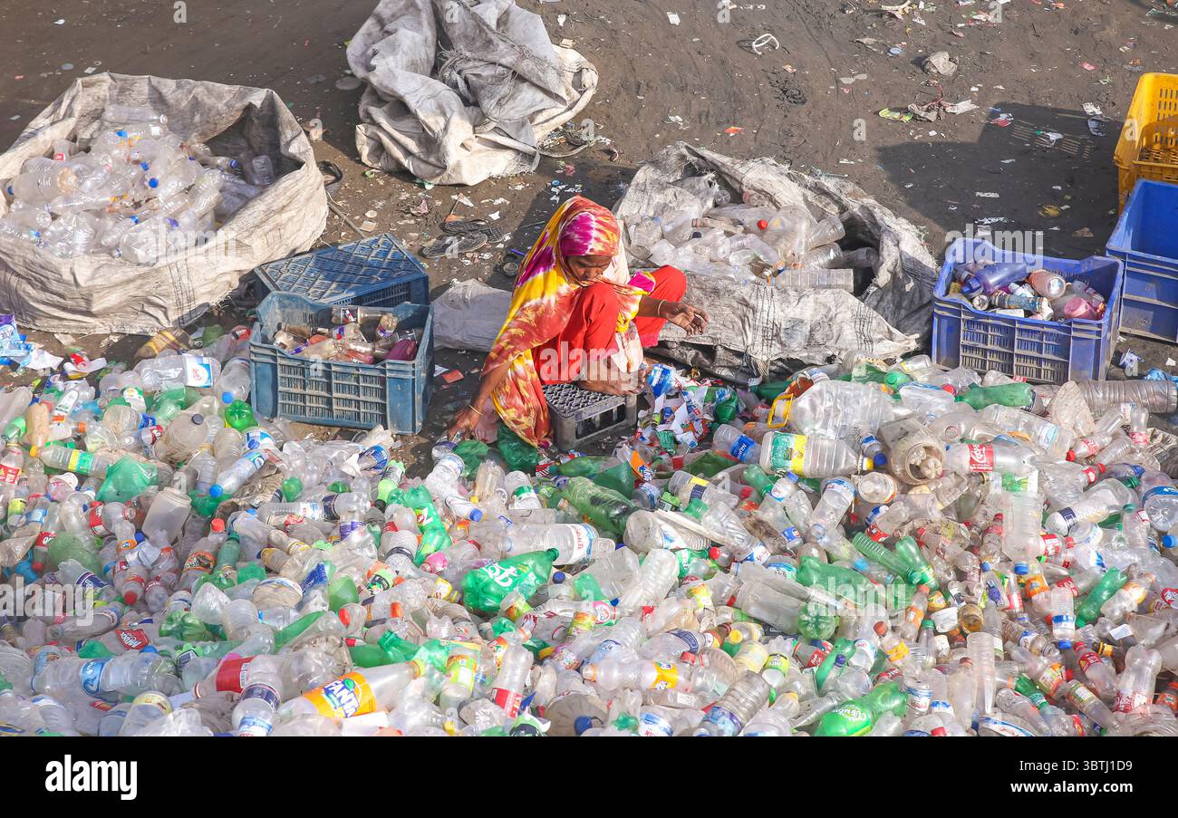 15. Juli 2025, Chittagong, Chittagong, Bangladesch: Arbeiter sortieren in einer Recyclingfabrik in Chittagong gebrauchte Plastikflaschen. Diese Kunststoffflaschen, die häufig zur Verpackung von Trinkwasser verwendet werden, benötigen sehr lange, bis sie vollständig zersetzt sind. Wenn sie verbrannt werden, geben sie giftige Dämpfe in die Umwelt ab. Schwimmende Kunststoffabfälle können viele Jahre im Wasser überleben und dienen oft als winzige Fahrzeuge für invasive Arten, die natürliche Lebensräume bedrohen. Tief im Boden vergraben, können Kunststoffe schädliche Chemikalien freisetzen, die in das Grundwasser gelangen und ernsthafte Risiken für die Umwelt darstellen Stockfoto