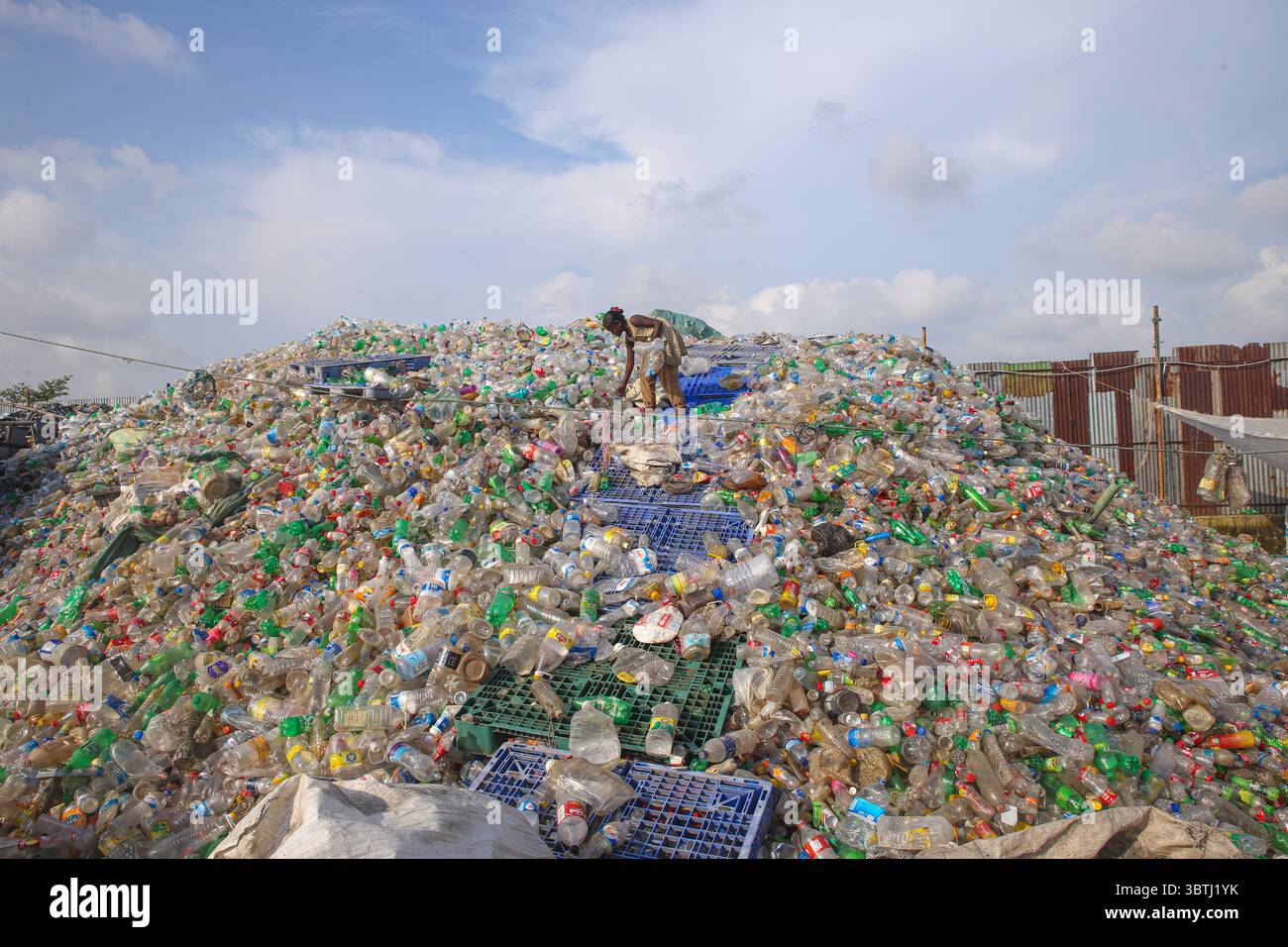 15. Juli 2025, Chittagong, Chittagong, Bangladesch: Arbeiter sortieren in einer Recyclingfabrik in Chittagong gebrauchte Plastikflaschen. Diese Kunststoffflaschen, die häufig zur Verpackung von Trinkwasser verwendet werden, benötigen sehr lange, bis sie vollständig zersetzt sind. Wenn sie verbrannt werden, geben sie giftige Dämpfe in die Umwelt ab. Schwimmende Kunststoffabfälle können viele Jahre im Wasser überleben und dienen oft als winzige Fahrzeuge für invasive Arten, die natürliche Lebensräume bedrohen. Tief im Boden vergraben, können Kunststoffe schädliche Chemikalien freisetzen, die in das Grundwasser gelangen und ernsthafte Risiken für die Umwelt darstellen Stockfoto