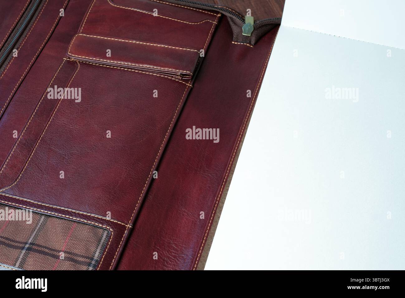 Eine luxuriöse Ledertasche zeigt ihr kompliziertes Design und hochwertige Materialien. Stockfoto