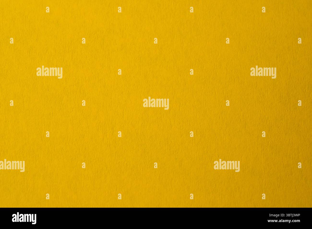 Lebendige gelbe Oberfläche strahlt Wärme aus und schafft eine lebendige und einladende Atmosphäre. Stockfoto