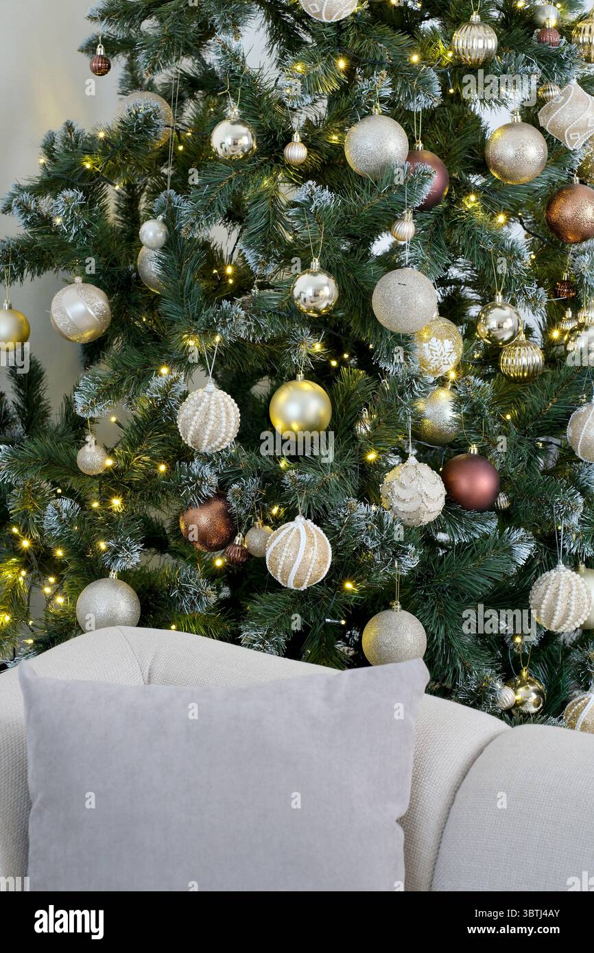 Festliche Ornamente und sanfte Lichter sorgen für ein gemütliches Sofa. Stockfoto