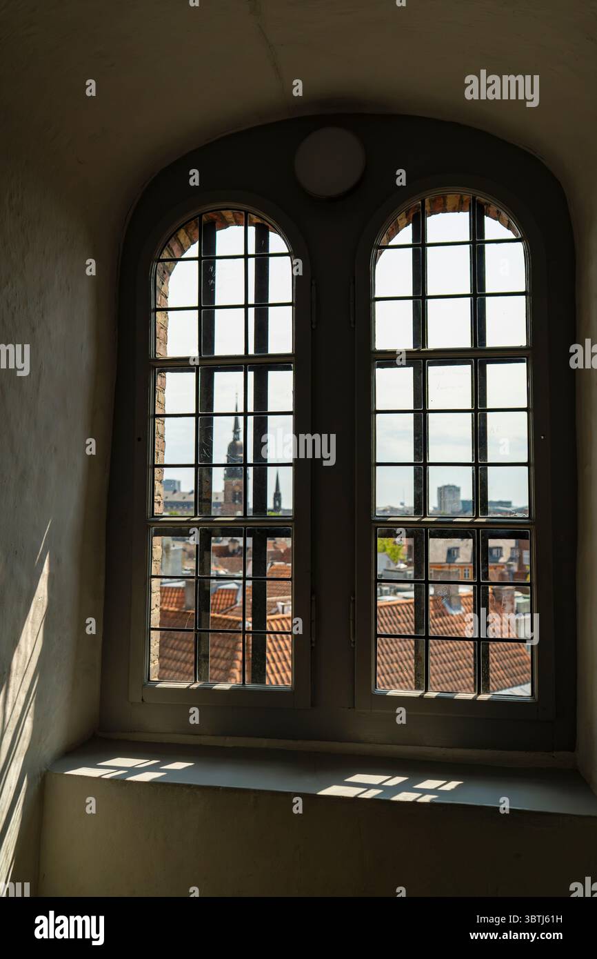 Blick auf die Stadt vom Rundetaarn-Fenster in Kopenhagen Stockfoto