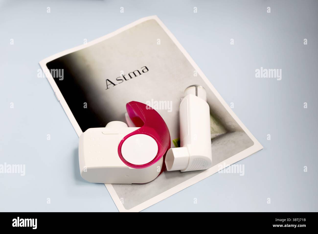 Asthmainhalatoren und eine Broschüre mit der Inschrift Asthma. Hochwertige Fotos Stockfoto