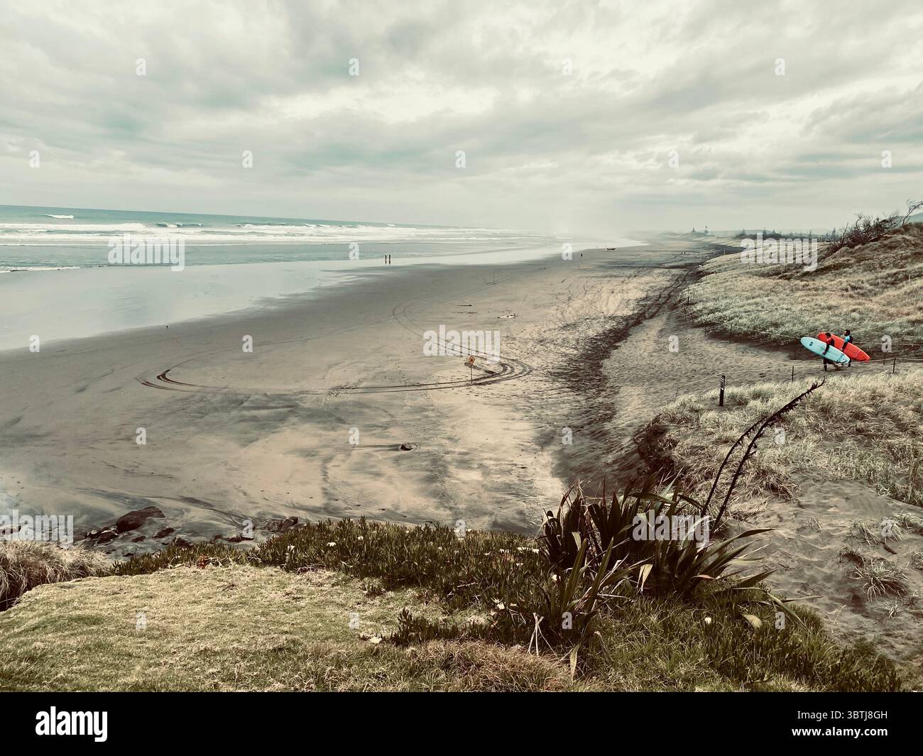 Strandatmosphäre, bewölkter Himmel und Surfabenteuer. Surfer fühlen den Ruf des Ozeans. Surfer Life, Westküste, Neuseeland, Poster Stockfoto