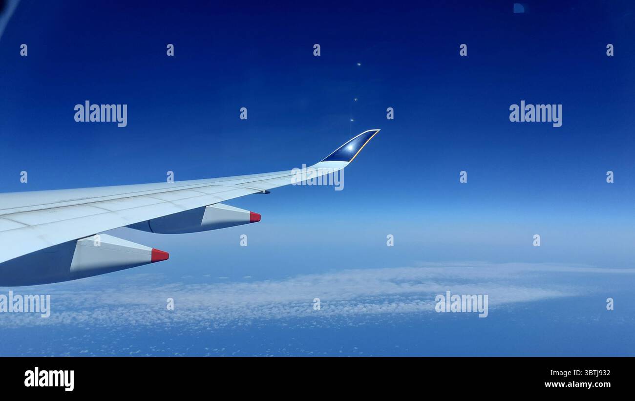 So hoch über der Welt, wie ein Diamant am Himmel! Flugzeugflügel Stockfoto