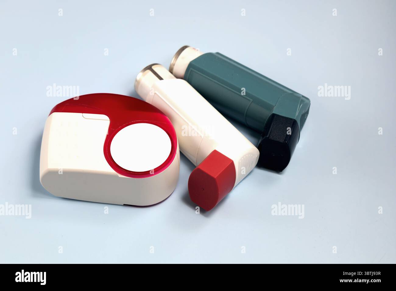 Verschiedene Asthma-Inhalatoren auf dem Tisch. Hochwertige Fotos Stockfoto