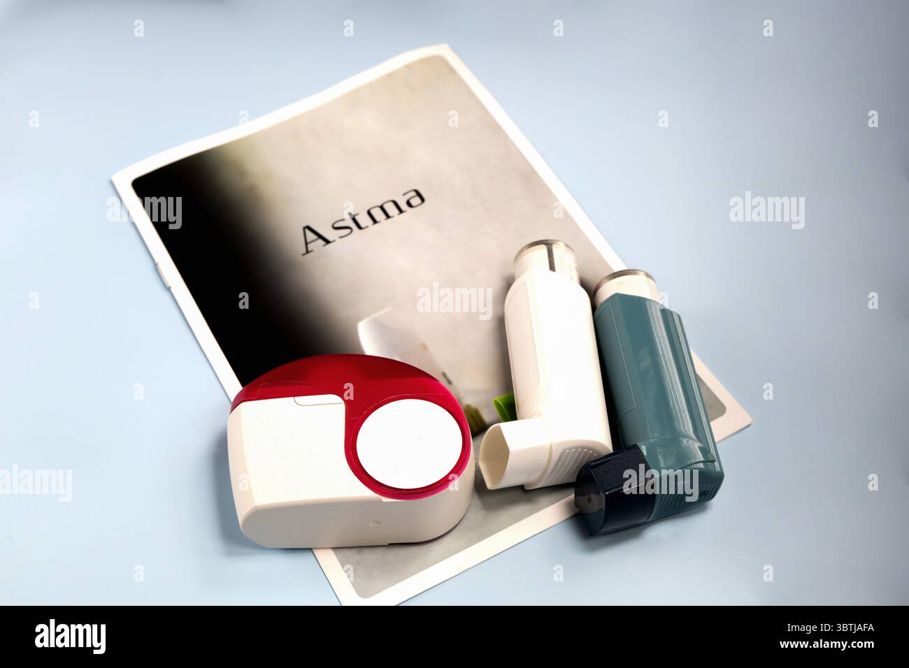 Asthmainhalatoren und eine Broschüre mit der Inschrift Asthma. Hochwertige Fotos Stockfoto