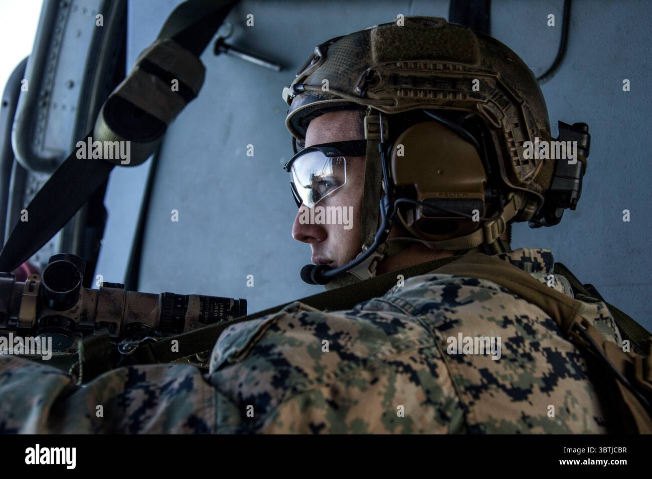 17. Oktober 2019 – USA – US-Marines führen mit der 26. Marine Expeditionary Unit (MEU) einen Besuch, ein Board, eine Such- und Beschlagnahme-Mission während der Composite Training Unit Exercise (COMPTUEX) im Atlantischen Ozean durch 2019. Bataan führt derzeit eine COMPTUEX mit der Bataan Amphibious Ready Group und der 26. MEU durch. (Kreditbild: © U.S. Marines/ZUMA Wire/ZUMAPRESS.com) Stockfoto