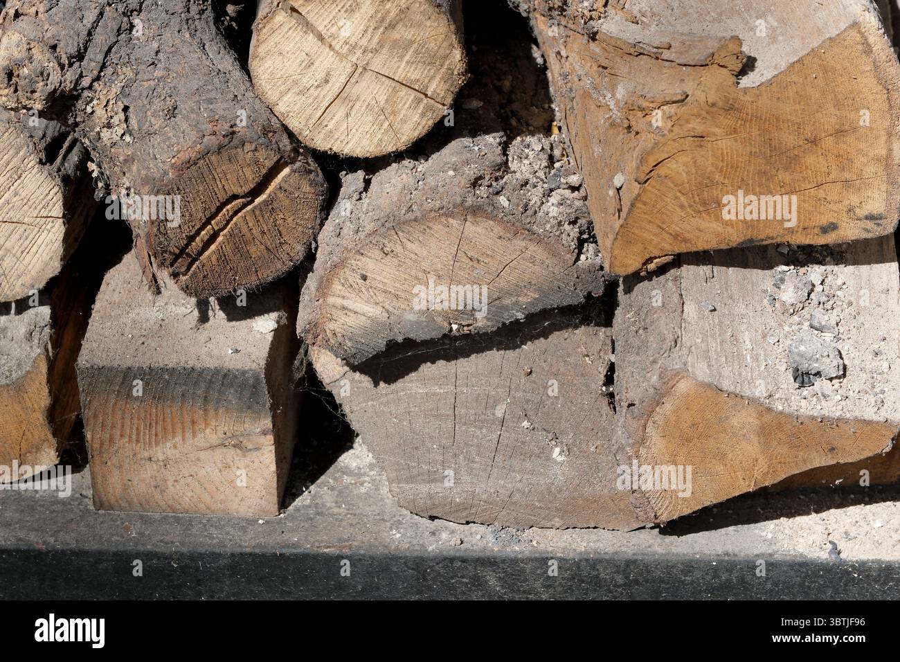 Gehackte Brennholzstämme, gefaltet zum Trocknen in Nahaufnahme Stockfoto