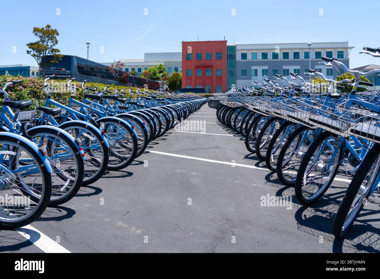 Viele Fahrräder auf dem Parkplatz des Meta Hauptquartiers in Menlo Park, CA, USA Stockfoto