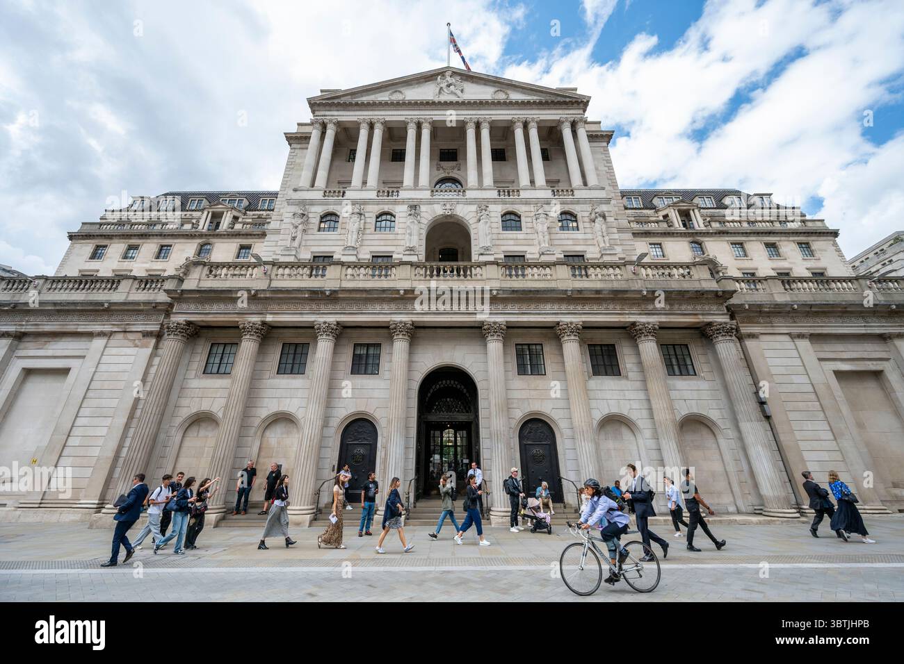 London, Großbritannien. 15. Juli 2025. Eine allgemeine Sicht der Bank of England in der City of London. Es wurde berichtet, dass der Gouverneur der Bank of England, Andrew Bailey, sagte, dass die Bank of England bereit sei, die Zinssätze, die derzeit bei 4,25 % liegen, zu senken, wenn der britische Arbeitsmarkt deutliche Anzeichen einer Verlangsamung zeigt. Viele Ökonomen erwarten Zinssenkungen nach dem nächsten Treffen der Bank of England am 7. August. Quelle: Stephen Chung / Alamy Live News Stockfoto