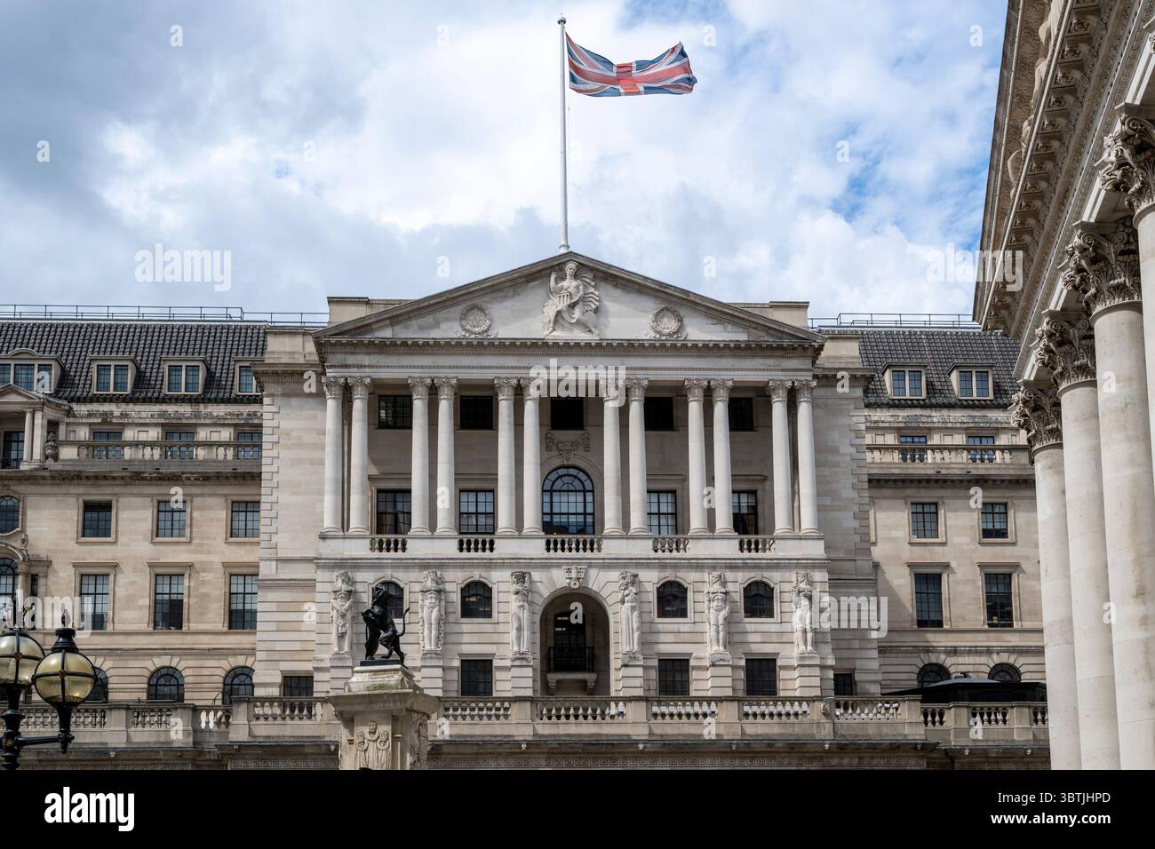 London, Großbritannien. 15. Juli 2025. Eine allgemeine Sicht der Bank of England in der City of London. Es wurde berichtet, dass der Gouverneur der Bank of England, Andrew Bailey, sagte, dass die Bank of England bereit sei, die Zinssätze, die derzeit bei 4,25 % liegen, zu senken, wenn der britische Arbeitsmarkt deutliche Anzeichen einer Verlangsamung zeigt. Viele Ökonomen erwarten Zinssenkungen nach dem nächsten Treffen der Bank of England am 7. August. Quelle: Stephen Chung / Alamy Live News Stockfoto