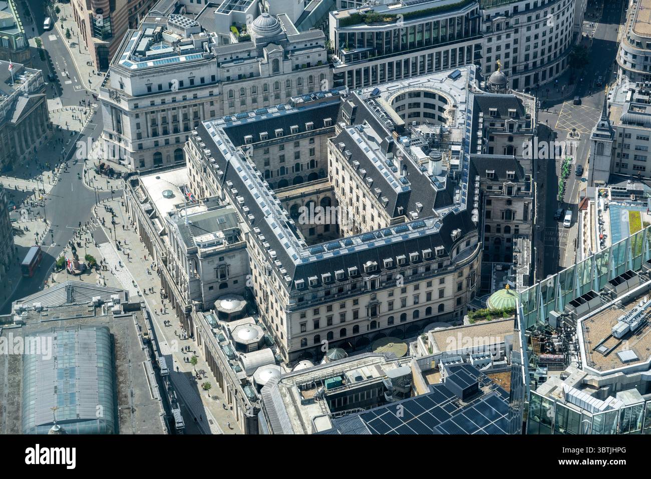 London, Großbritannien. 15. Juli 2025. Eine Luftaufnahme der Bank of England in der City of London. Es wurde berichtet, dass der Gouverneur der Bank of England, Andrew Bailey, sagte, dass die Bank of England bereit sei, die Zinssätze, die derzeit bei 4,25 % liegen, zu senken, wenn der britische Arbeitsmarkt deutliche Anzeichen einer Verlangsamung zeigt. Viele Ökonomen erwarten Zinssenkungen nach dem nächsten Treffen der Bank of England am 7. August. Quelle: Stephen Chung / Alamy Live News Stockfoto