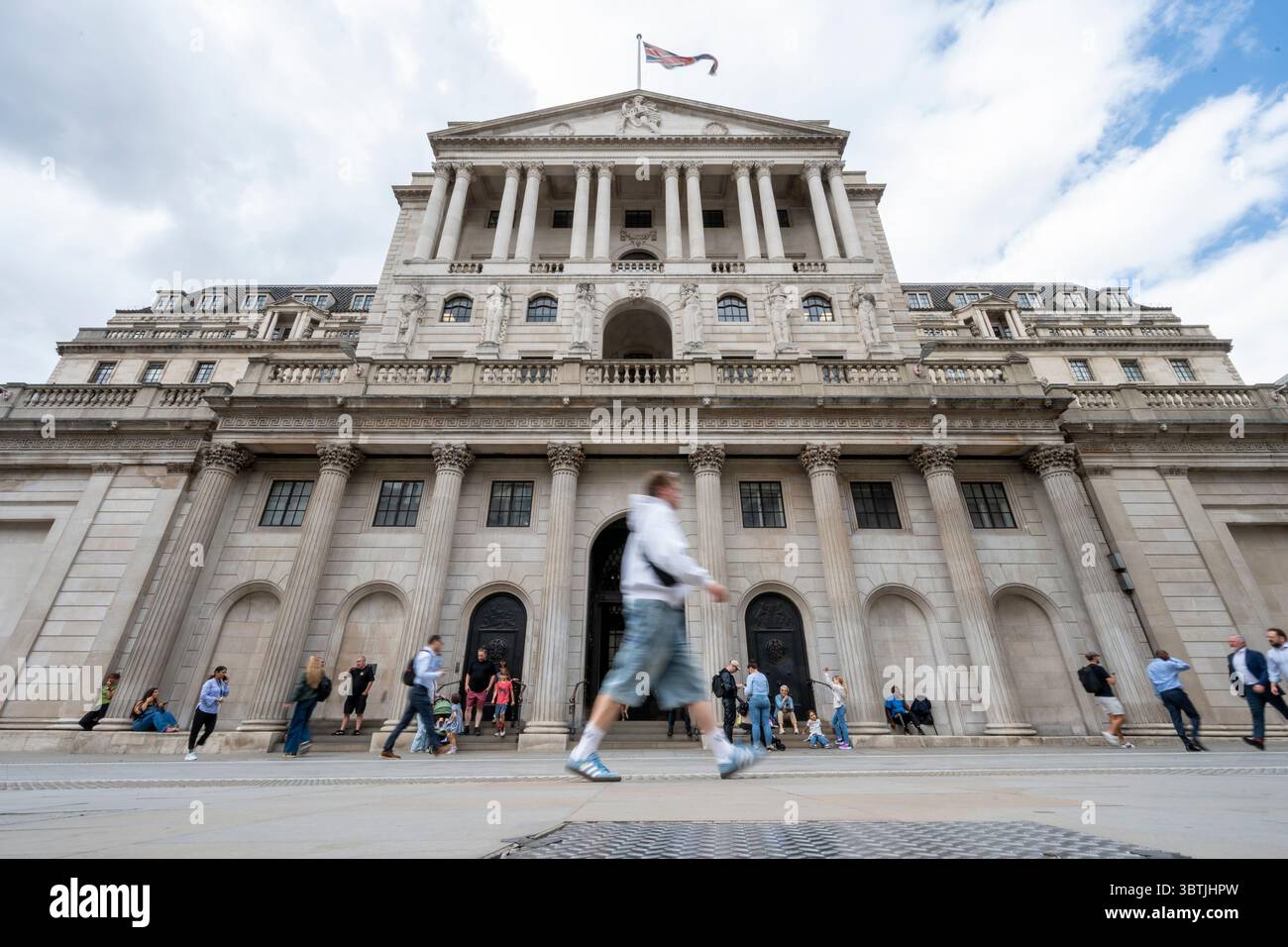 London, Großbritannien. 15. Juli 2025. Eine allgemeine Sicht der Bank of England in der City of London. Es wurde berichtet, dass der Gouverneur der Bank of England, Andrew Bailey, sagte, dass die Bank of England bereit sei, die Zinssätze, die derzeit bei 4,25 % liegen, zu senken, wenn der britische Arbeitsmarkt deutliche Anzeichen einer Verlangsamung zeigt. Viele Ökonomen erwarten Zinssenkungen nach dem nächsten Treffen der Bank of England am 7. August. Quelle: Stephen Chung / Alamy Live News Stockfoto