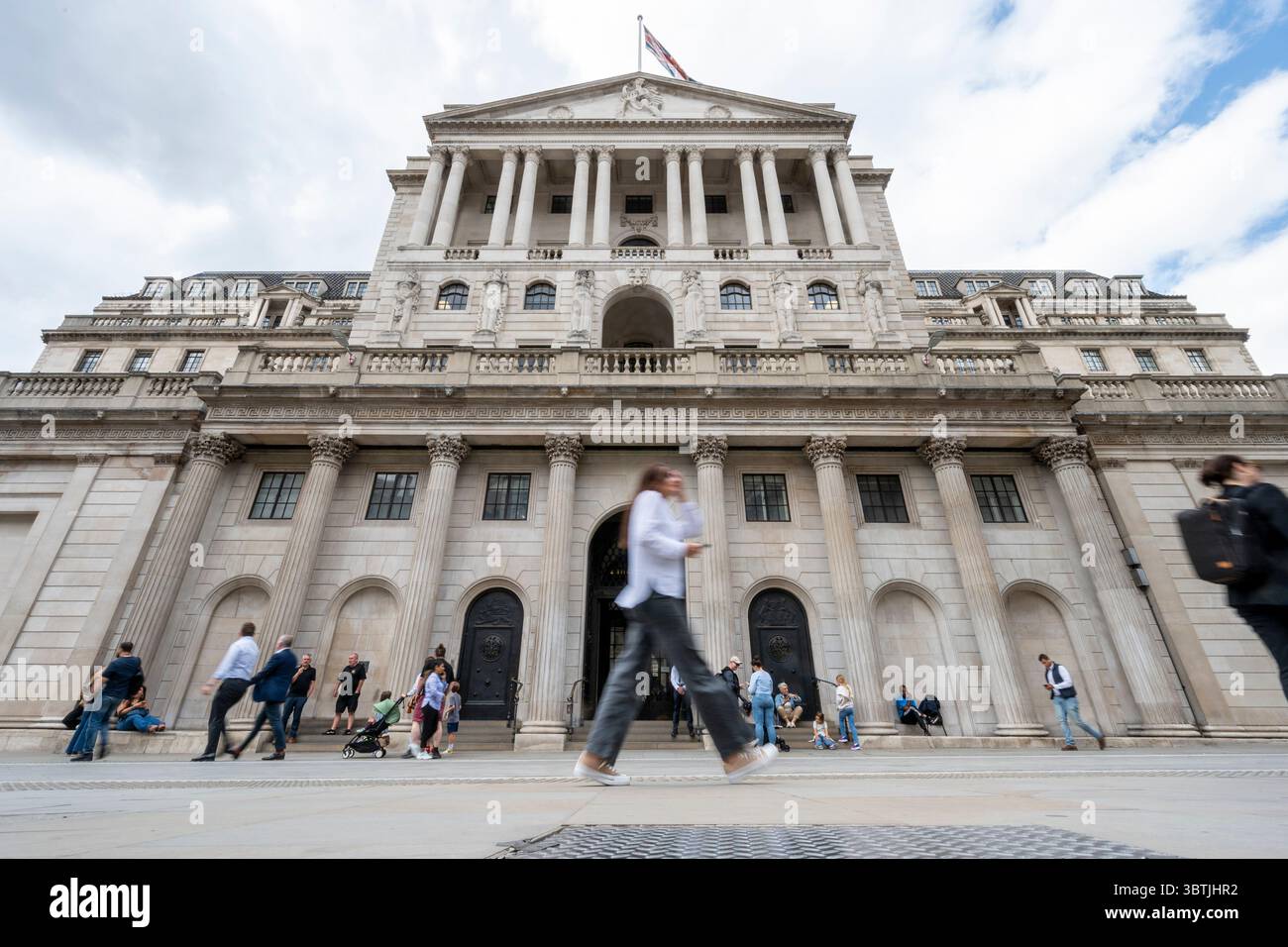 London, Großbritannien. 15. Juli 2025. Eine allgemeine Sicht der Bank of England in der City of London. Es wurde berichtet, dass der Gouverneur der Bank of England, Andrew Bailey, sagte, dass die Bank of England bereit sei, die Zinssätze, die derzeit bei 4,25 % liegen, zu senken, wenn der britische Arbeitsmarkt deutliche Anzeichen einer Verlangsamung zeigt. Viele Ökonomen erwarten Zinssenkungen nach dem nächsten Treffen der Bank of England am 7. August. Quelle: Stephen Chung / Alamy Live News Stockfoto