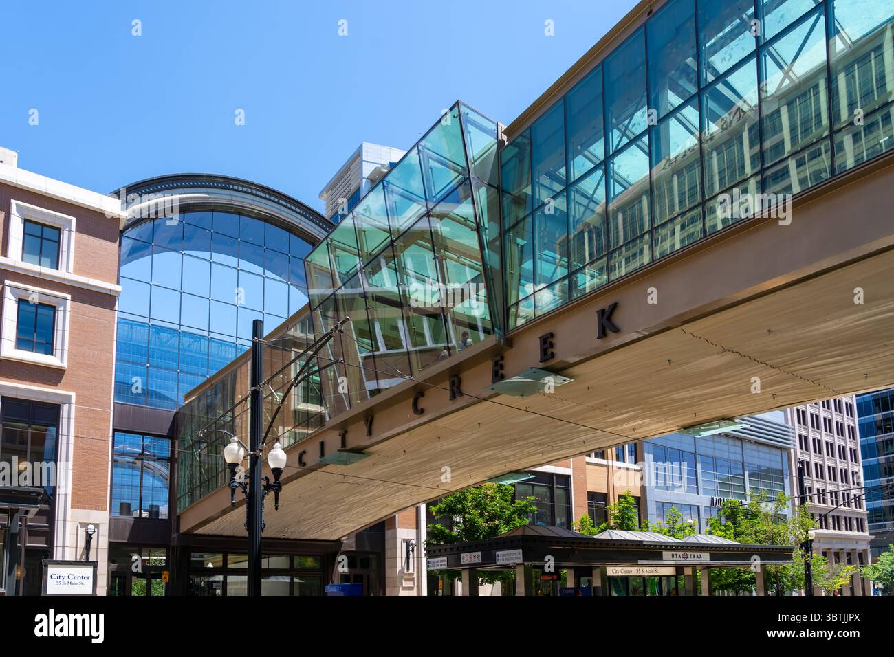 City Creek Center Bridge Salt Lake City, Utah, USA. Die City Creek Center Bridge ist eine Fußgängerbrücke Stockfoto
