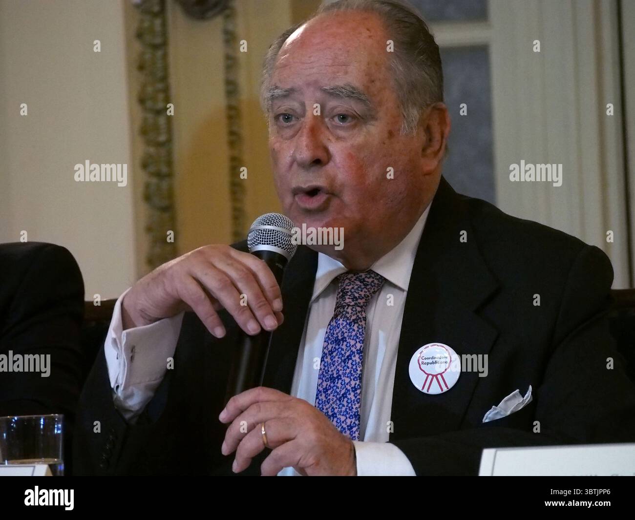 24. Oktober 2019, Lima, Lima, Peru: Antero Flores Araoz hält eine Pressekonferenz bei der Präsentation des „Republikanischen Koordinators“ (Coordinadora Republicana), einer politischen Vereinigung, die sich gegen die peruanische Regierung wendet und vor den nächsten Parlamentswahlen in Peru am 26. Januar 2020 steht (Credit Image: © Carlos Garcia Granthon/ZUMA Wire) Stockfoto