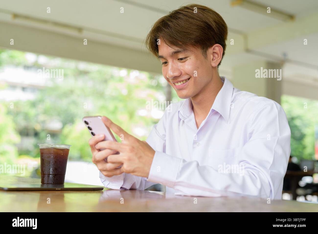 Nicht binäre asiatische Universitätsstudentin auf dem College Campus Stockfoto