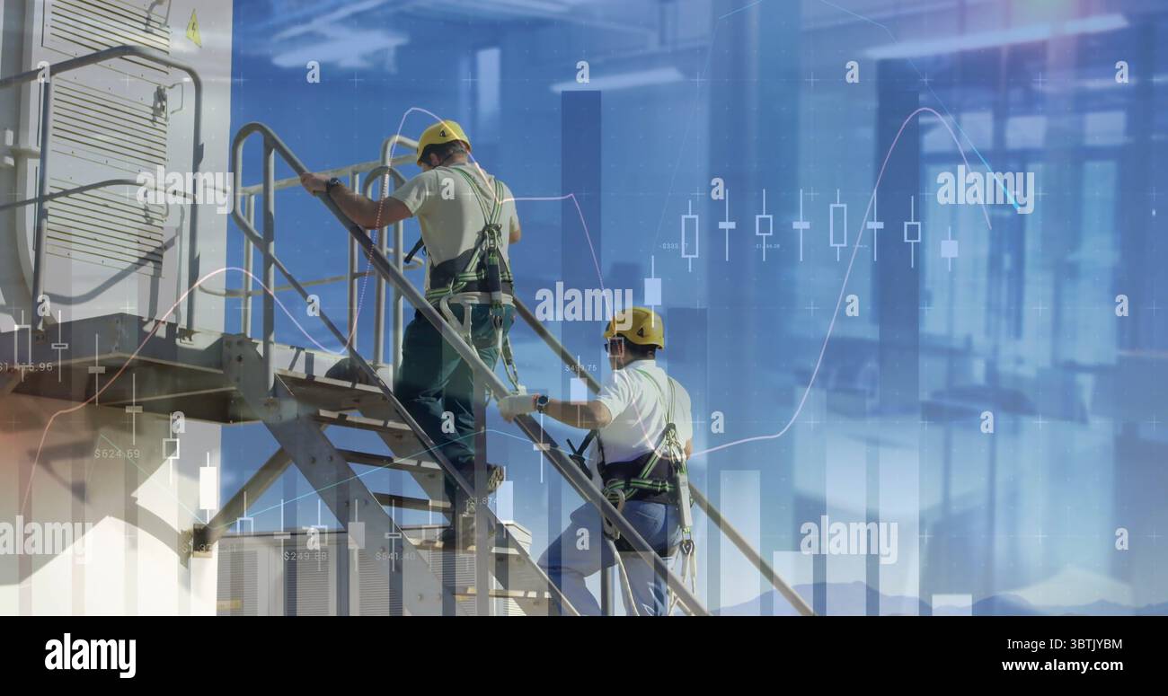 Kletterer, die Treppen auf dem Dach hinaufsteigen, mit Gurten, gelben Helmen und Kartenüberzügen Stockfoto