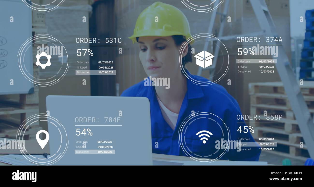 Logistikmitarbeiter mit Helm aktualisieren Lagerbestand auf Laptop an Lagerstation mit Auftragsgrafiken Stockfoto
