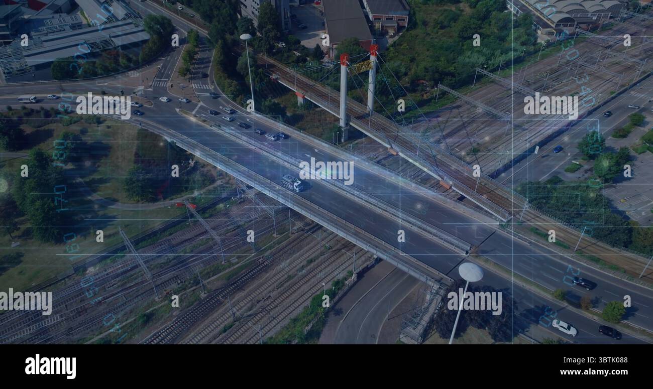 Überspannende Autobahnüberführung, die Fahrzeuge über Schienen am Verkehrsknotenpunkt transportiert, mit digitaler Überlagerung Stockfoto