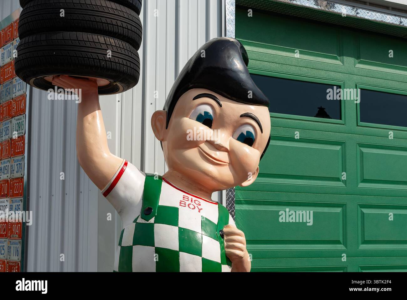 Galena, Kansas - USA - 18. Juni 2025: Bob's Big Boy Statue mit Reifen an der Touristenattraktion Gearhead Curios an der historischen Route 66. Stockfoto