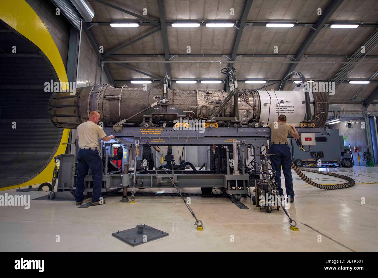 Oktober 2019 - Holloman AFB, New Mexico, USA - Tech. Sgt. Steven Smart und Tech. Sgt. Stephanie Lunstrom, Testzellentechniker der 49th Component Maintenance Squadron, führen am 17. Oktober 2019 eine Vorinspektion auf der Holloman Air Force Base, N.M., durch. Die Vorinspektion besteht aus Abrichten, Beladen und Anhaken der Verbindungen am F-16 Viper-Motor. (Bild: © U.S. Air Force/ZUMA Wire/ZUMAPRESS.com) Stockfoto