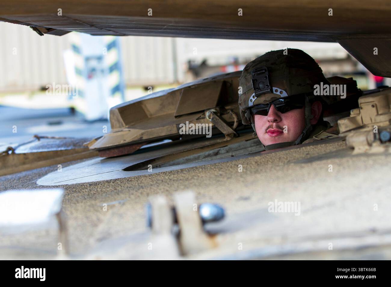 18. Oktober 2019: Bremerhaven, Deutschland - ein Armeesoldat mit 1. Panzerbrigade Combat Team, 1. Infanteriedivision, bereitet sich auf die Verlegung eines inszenierten M1 Abrams Panzers im Hafen von Bremerhaven vor 2019. Die Soldaten der Big Red One wurden in den letzten neun Monaten in ganz Osteuropa als Rotationstruppe zur Unterstützung der US Army Europe und Atlantic Resolve eingesetzt. (Bild: © U.S. Army/ZUMA Wire/ZUMAPRESS.com) Stockfoto 18. Oktober 2019: Bremerhaven, Deutschland - ein Armeesoldat mit 1. Panzerbrigade Combat Team, 1. Infanteriedivision, bereitet sich auf die Verlegung eines inszenierten M1 Abrams Panzers im Hafen von Bremerhaven vor 2019. Die Soldaten der Big Red One wurden in den letzten neun Monaten in ganz Osteuropa als Rotationstruppe zur Unterstützung der US Army Europe und Atlantic Resolve eingesetzt. (Bild: © U.S. Army/ZUMA Wire/ZUMAPRESS.com) Stockfoto