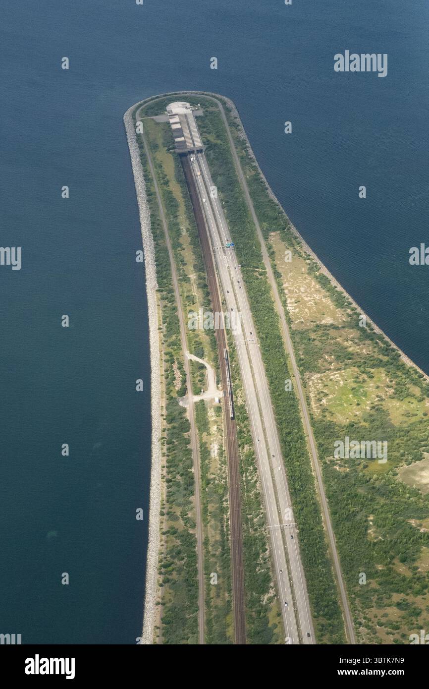 Oresundbrücke - aus der Vogelperspektive zeigt das Ende der Brücke und die künstliche Insel Peberholm und den Beginn des Oresundtunnels nach Dänemark Stockfoto