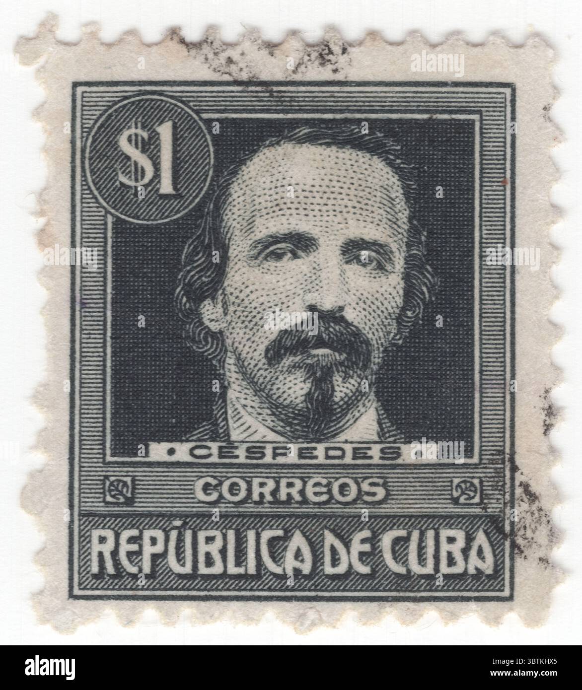 KUBA - 1917: 1 Peso schwarze Briefmarke mit Porträt von Carlos Manuel de Céspedes del Castillo. Er war ein kubanischer Revolutionsheld und 1868 erster Präsident Kubas in Waffen. Cespedes, der Plantagenbesitzer in Kuba war, befreite seine Sklaven und erklärte 1868 die kubanische Unabhängigkeit, die den Zehnjährigen Krieg (1868–1878) auslöste. Dies war der erste von drei Unabhängigkeitskriegen. Aufgrund seiner Handlungen, die zur Unabhängigkeit Kubas führten, wird er dort als „Vater der Heimat“ bezeichnet. Stockfoto KUBA - 1917: 1 Peso schwarze Briefmarke mit Porträt von Carlos Manuel de Céspedes del Castillo. Er war ein kubanischer Revolutionsheld und 1868 erster Präsident Kubas in Waffen. Cespedes, der Plantagenbesitzer in Kuba war, befreite seine Sklaven und erklärte 1868 die kubanische Unabhängigkeit, die den Zehnjährigen Krieg (1868–1878) auslöste. Dies war der erste von drei Unabhängigkeitskriegen. Aufgrund seiner Handlungen, die zur Unabhängigkeit Kubas führten, wird er dort als „Vater der Heimat“ bezeichnet. Stockfoto