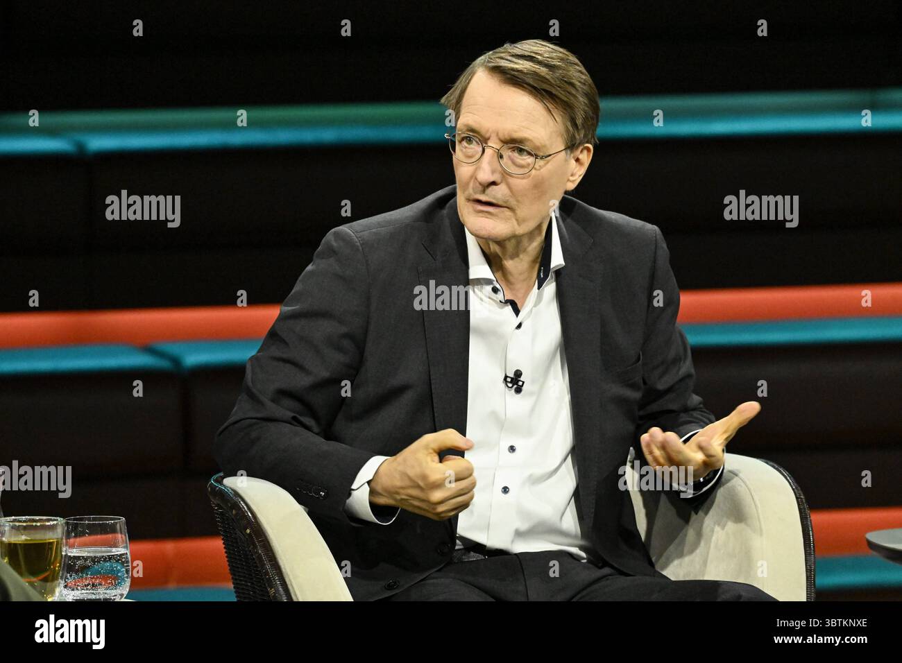 Karl Lauterbach Politiker 07/25 ihr Karl Lauterbach am 3. Juli 2025 in Markus Lanz , ZDF Aufzeichnung vom 2. Juli 2025 TV Fernsehen Talkshow Talkshow Deutschland deutsch deutscher Mann Politik SPD Ex ehemaliger Minister Bundesminister Gesundheitsminister Bundesgesundheitsminister Politiker german quer halb sitzend sprechend gestikuliert *** Karl Lauterbach Politiker 07 25 Ihr Karl Lauterbach am 3. Juli 2025 in Markus Lanz , ZDF Aufnahme vom 2. Juli 2025 TV-Talkshow Talkshow Deutschland deutscher Mann Politik SPD Ex Bundesminister Gesundheit Stockfoto