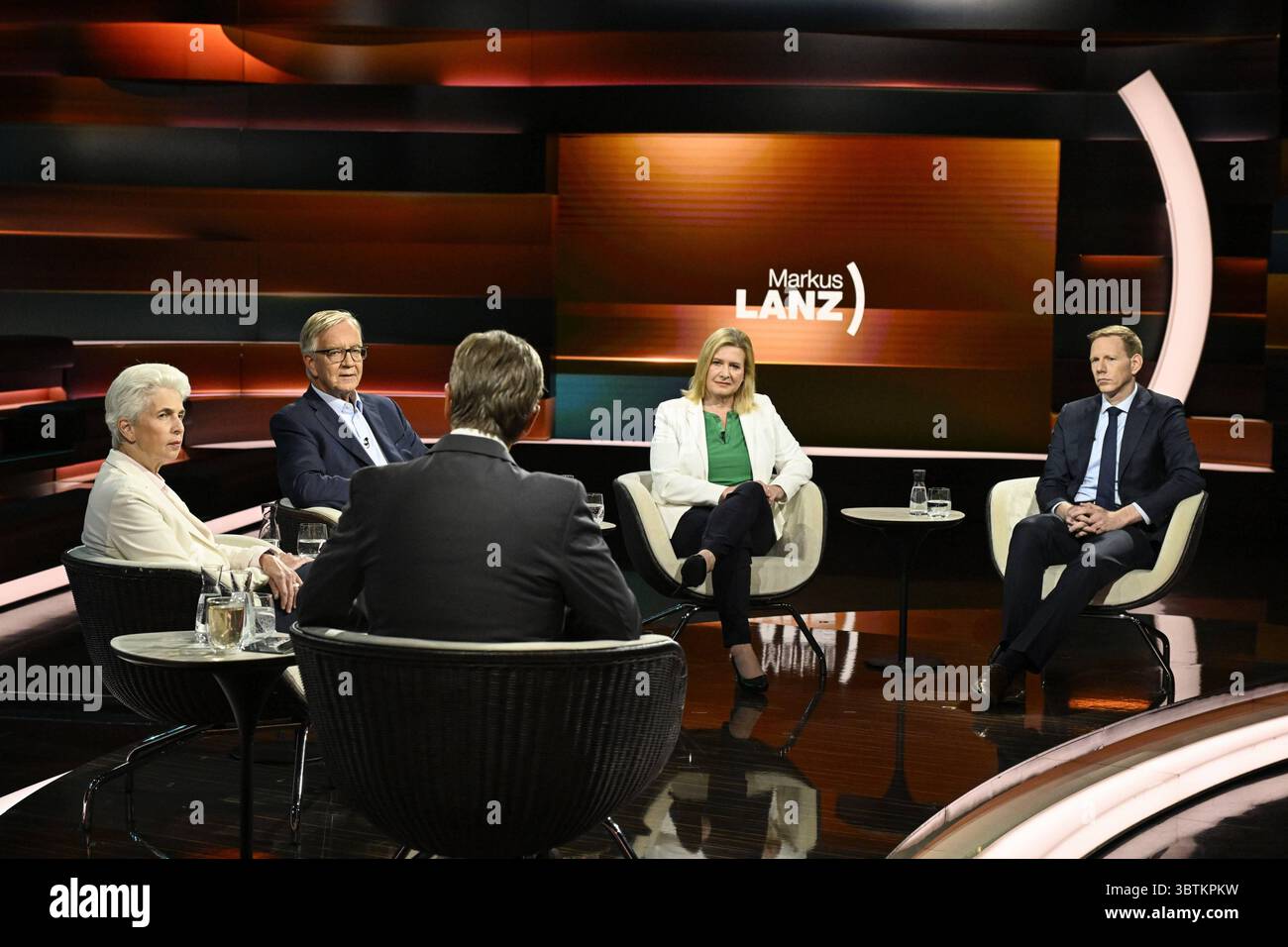 Talkrunde bei Markus Lanz , ZDF 07/25 her Marie-Agnes Strack-Zimmermann, Dietmar Bartsch, Markus Lanz, Eva Quadbeck und Benjamin Hilgenstock v.li. Am 2. Juli 2025 in Markus Lanz , ZDF TV Fernsehen Talkshow Talkshow Talkshow Deutschland deutsch deutscher deutscher Mann Männer Frau Politikerin Politik FDP MdEP Politiker die Linken Linker Autorin Journalistin Korrespondentin Redaktionsnetzwerk Deutschland RND Ökonom Wirtschaftswissenschaftler Wissenschaftler Italien italienisch italienisch-deutscher Moderator Fotografie Fotograf Journalist Journalismus Journalismus Journalist auth Stockfoto