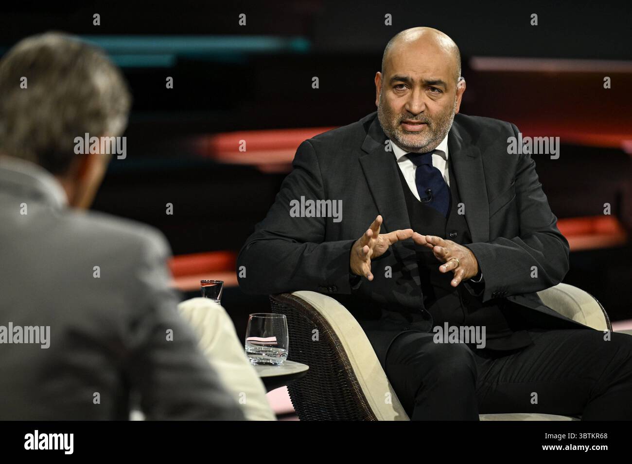 Markus Lanz li. mit Omid Nouripour 07/25 Ihr Markus Lanz li. Und Omid Nouripour am 1. Juli 2025 in Markus Lanz , ZDF TV Fernsehen Talkshow Talkshow Talkshow Deutschland deutsch deutscher Iran iranisch iranischer Mann Politik Politiker Bündnis 90 die Grünen Grüner MDB Italien Italienisch Italienisch-deutscher Moderator Fotografie Fotograf Journalismus Journalismus Journalist Autor Autor Moderator Moderator deutsch-italienisch Moderator Fotograf deutsch-iranischer Politiker quer halb sitzend sprechend gestikuliert *** Markus Lanz li mit Omid Nouripour 07 25 ihr Markus Lanz Lanz Stockfoto