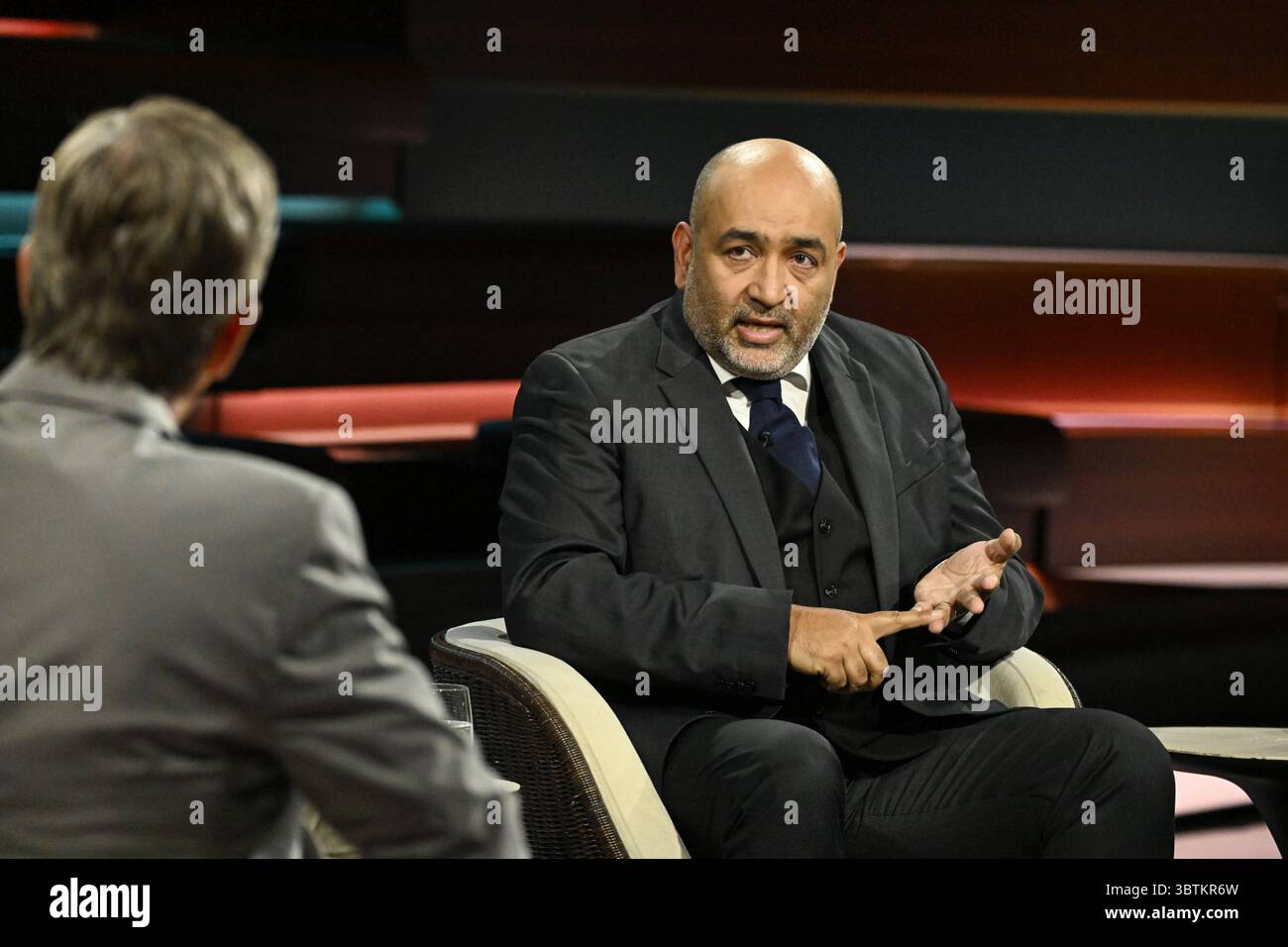 Markus Lanz li. mit Omid Nouripour 07/25 Ihr Markus Lanz li. Und Omid Nouripour am 1. Juli 2025 in Markus Lanz , ZDF TV Fernsehen Talkshow Talkshow Talkshow Deutschland deutsch deutscher Iran iranisch iranischer Mann Politik Politiker Bündnis 90 die Grünen Grüner MDB Italien Italienisch Italienisch-deutscher Moderator Fotografie Fotograf Journalismus Journalismus Journalist Autor Autor Moderator Moderator deutsch-italienisch Moderator Fotograf deutsch-iranischer Politiker quer halb sitzend sprechend gestikuliert aufzählend *** Markus Lanz li mit Omid Nouripour 07 25 her Stockfoto