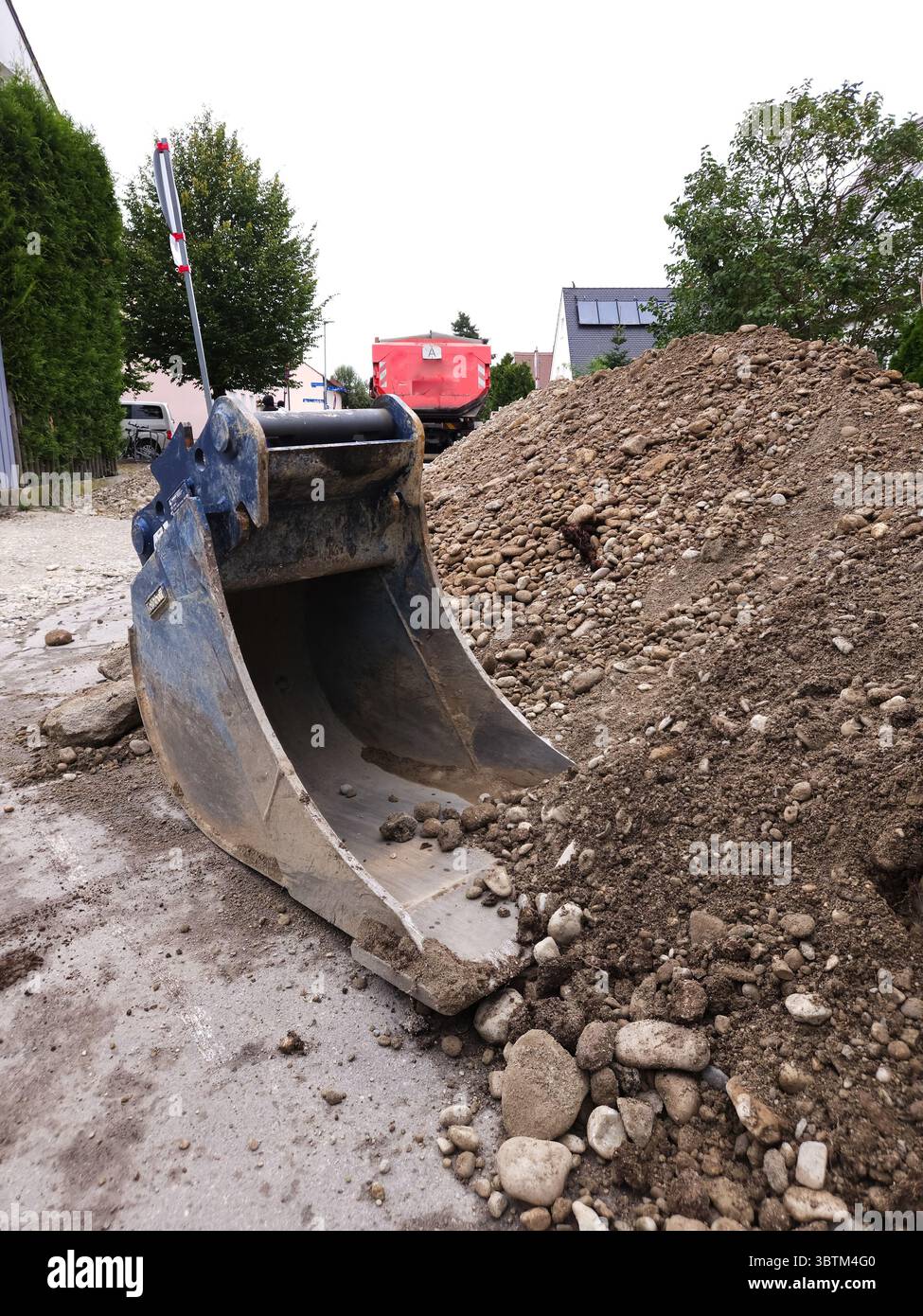 Baustelle, neue Straßen, Straßenreparatur, neuer Bürgersteig, Baumaschinenschaufel. Hochwertige Fotos Stockfoto