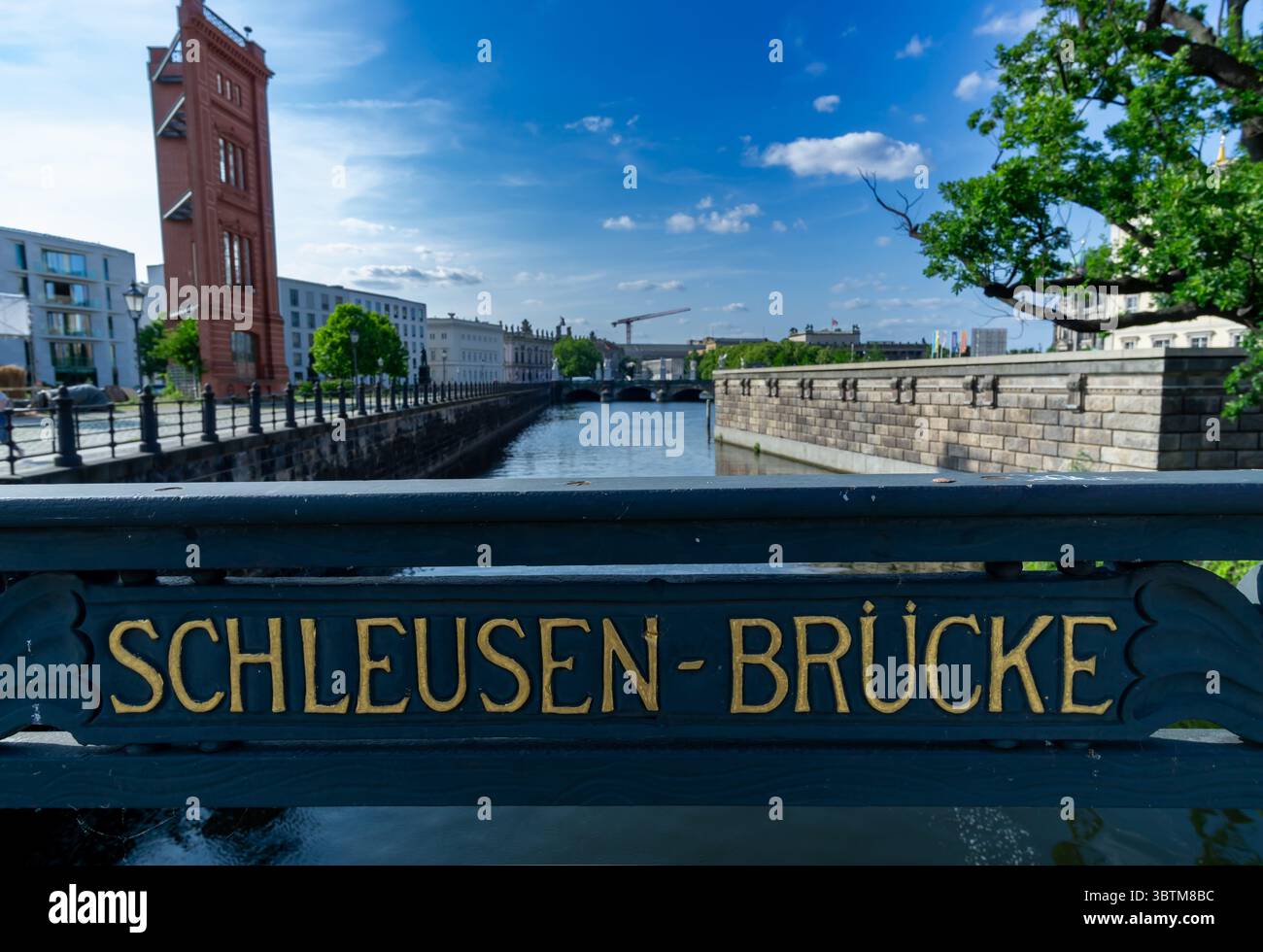 Schleusenbrücke mit Sign in Focus und Flussszene in Berlin Mitte, Deutschland. Stockfoto