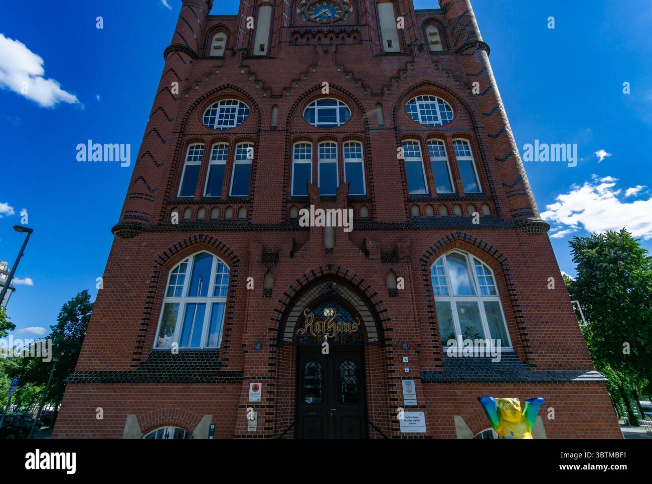 Historisches Bezirksamt Lichtenberg in Berlin – neogotische Fassade. Stockfoto