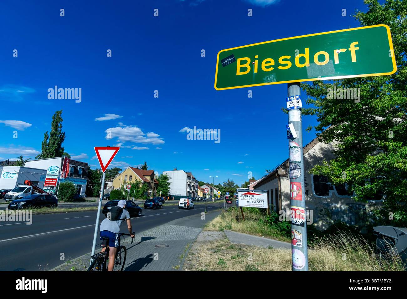 Berlin-Biesdorf Stadtschild mit Verkehrs- und Wohngebäuden unter tiefblauem Himmel an einem Sommertag. Stockfoto