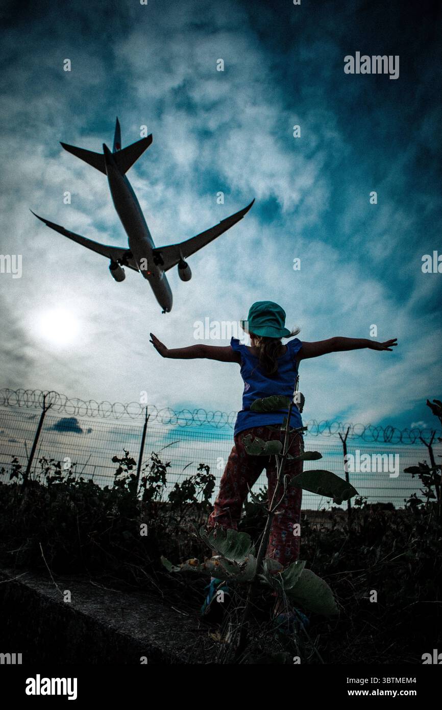 Landungsflugzeuge auf dem Flughafen und ein Siluette-Mädchen Stockfoto