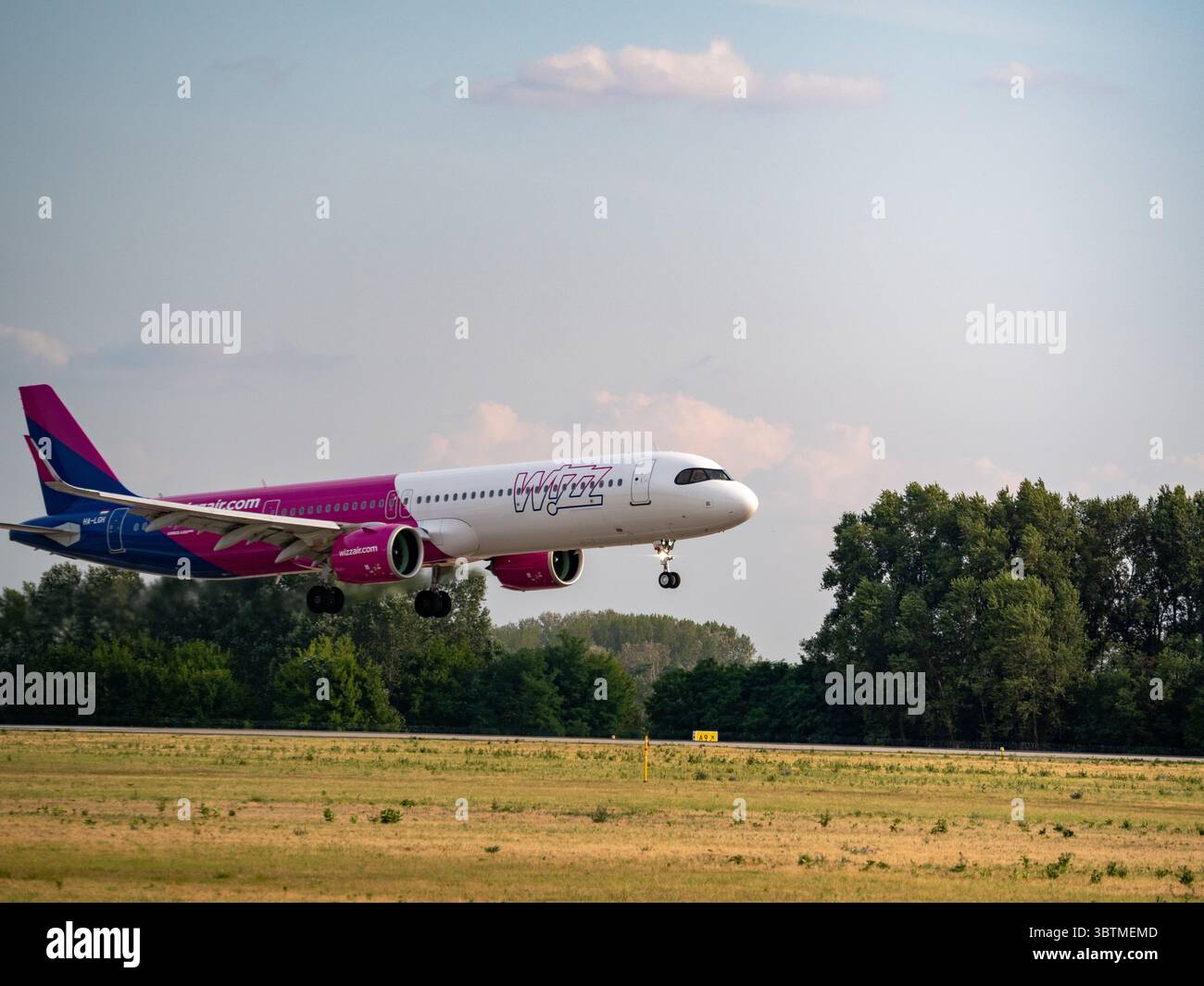 Landungsflugzeuge auf dem Flughafen und ein Siluette-Mädchen Stockfoto