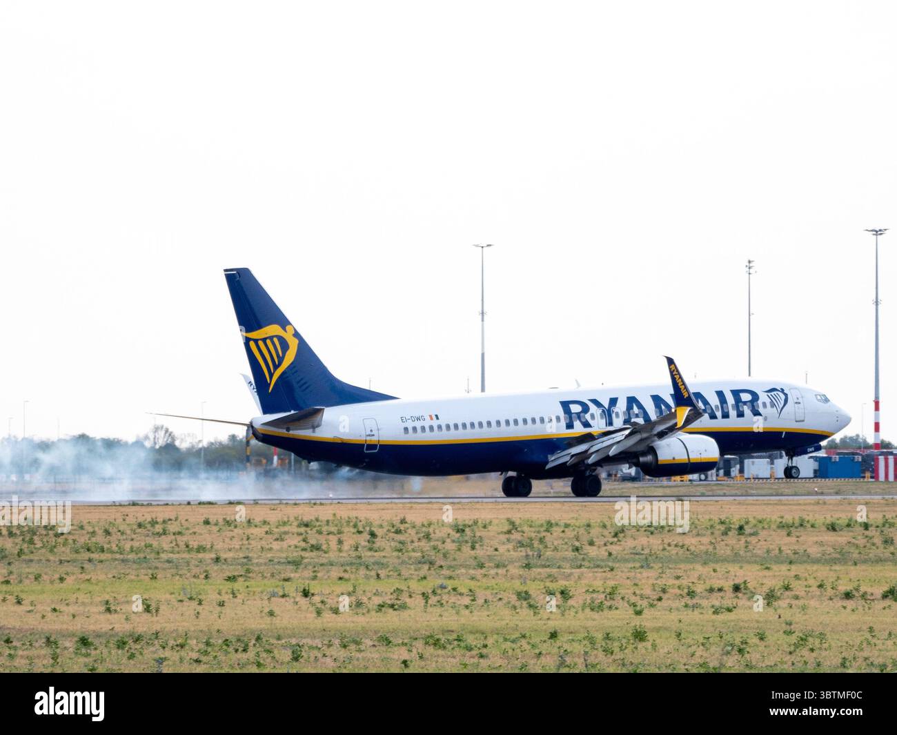 Landungsflugzeuge auf dem Flughafen und ein Siluette-Mädchen Stockfoto