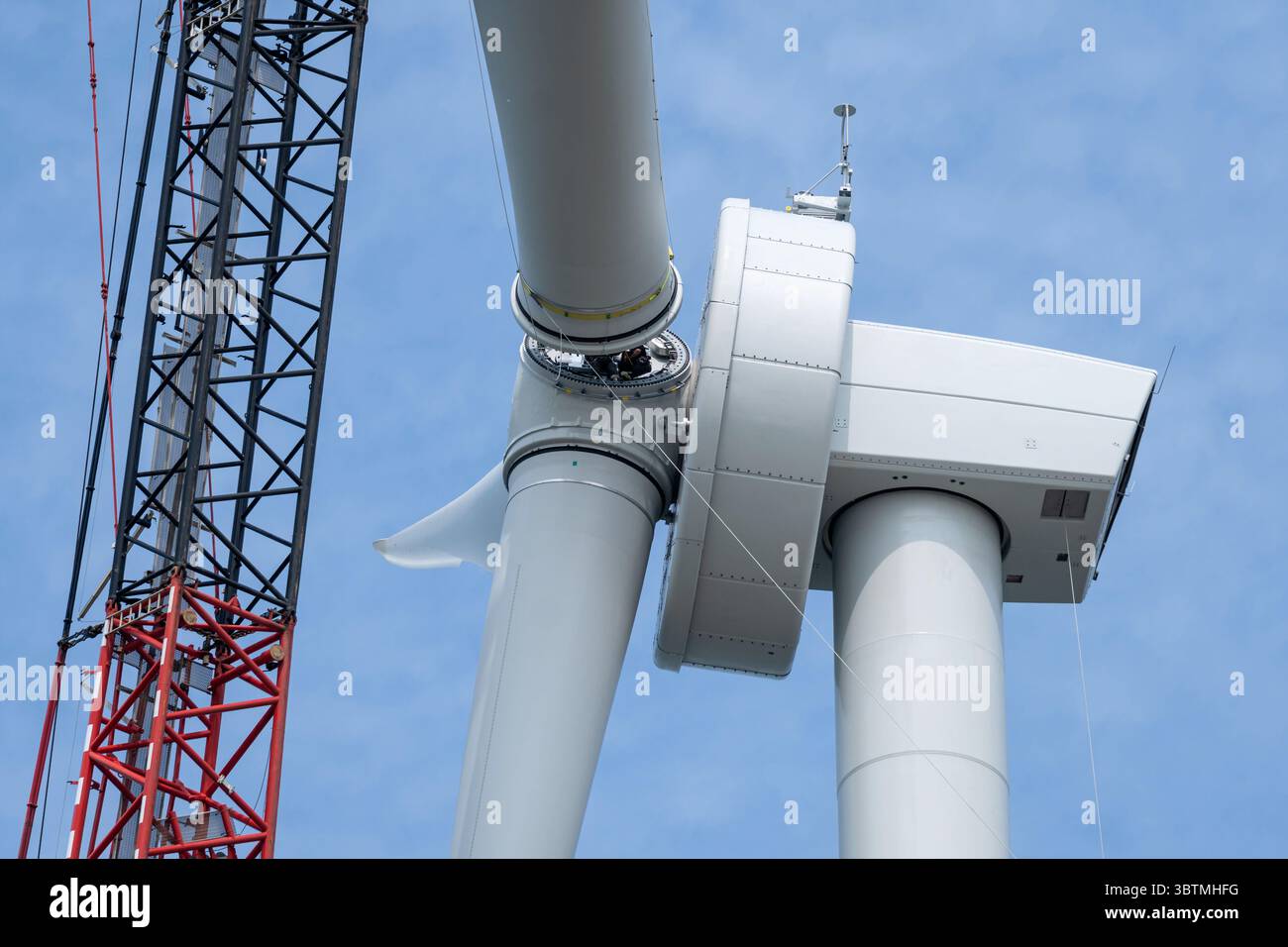 Montage eines Rotorblatts an einer neu installierten Windturbine Stockfoto