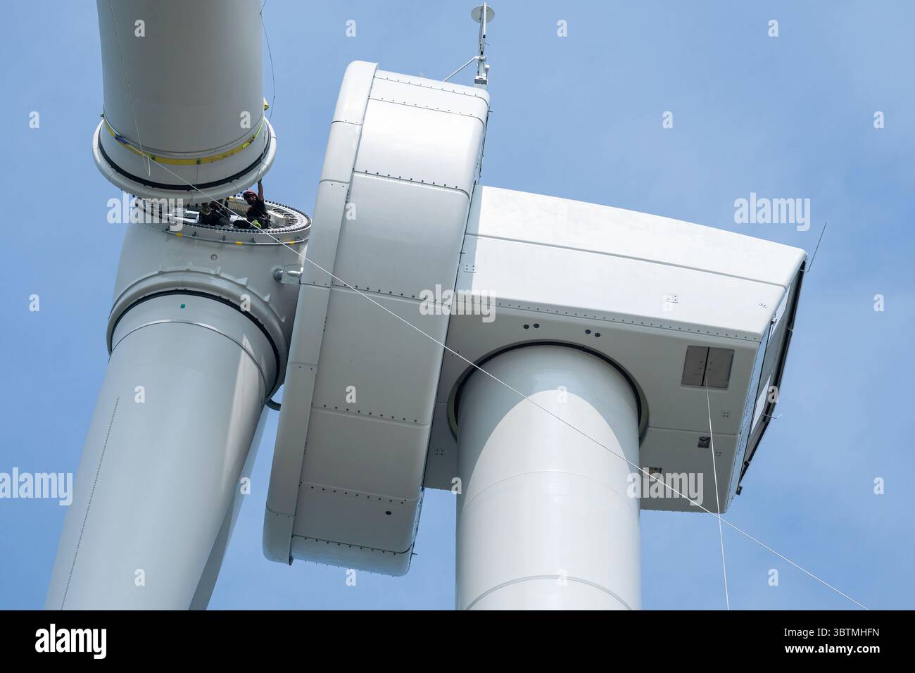 Montage eines Rotorblatts an einer neu installierten Windturbine Stockfoto