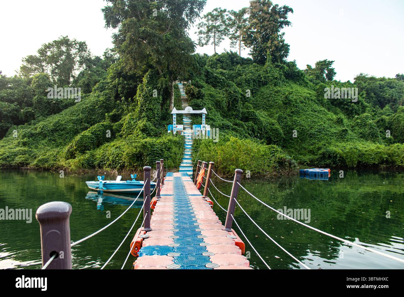Ankerboote in der Nähe des Docks im Kaptai Lake Rangamati Stockfoto