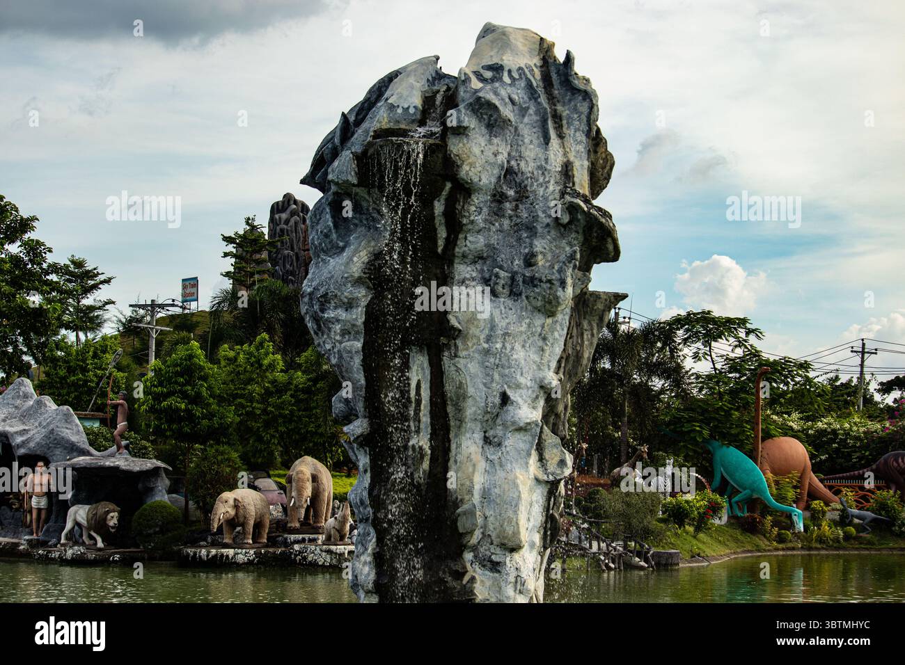 Künstlicher Mountain Rock Wasserfall im Chattogram Park Stockfoto