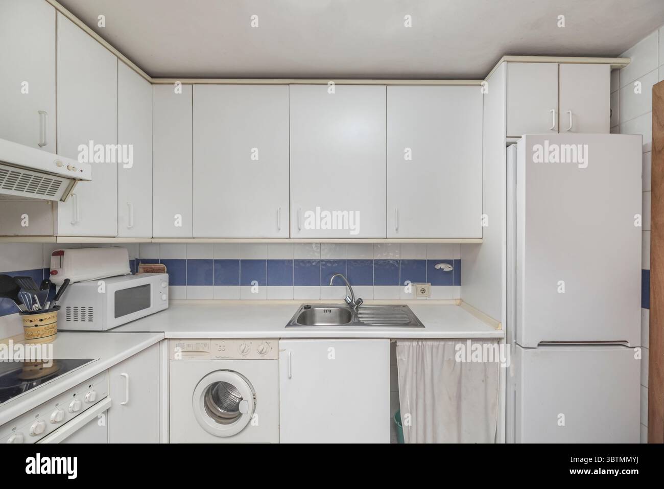 Wasserhähne und Waschbecken sind Schlüsselelemente sowohl für ihre Funktionalität als auch für ihre Ästhetik. Stockfoto