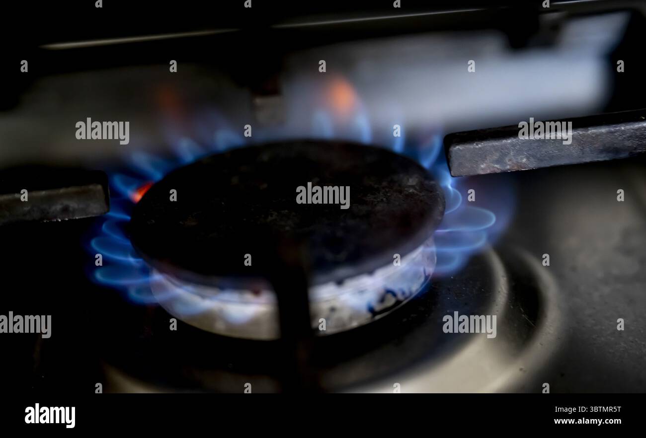 ANSCHAULICH - Ein Gasbrenner auf einem Herd mit einer Pfanne etwa 550.000 Haushalte leben in Energiearmut. Sie leben in einem schlecht isolierten, angemieteten oder vom Eigentümer genutzten Haus und sind daher mit hohen Energiekosten konfrontiert. Der enorme Anstieg der Energiepreise beginnt erst. ANP/Hollandse/Hoogte Robin Utrecht niederlande aus - belgien aus Stockfoto