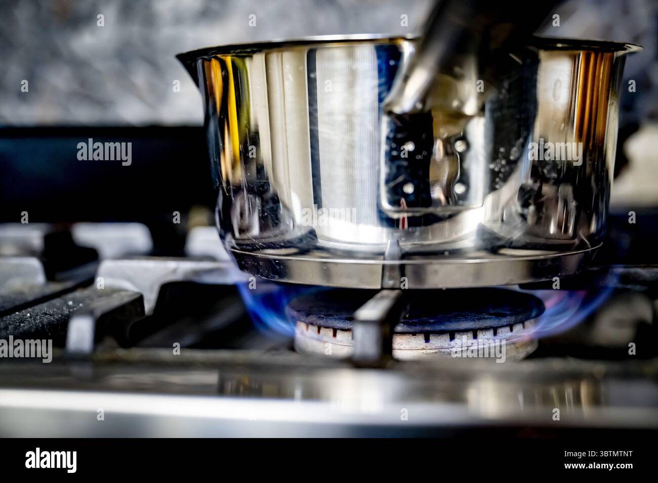 ANSCHAULICH - Ein Gasbrenner auf einem Herd mit einer Pfanne etwa 550.000 Haushalte leben in Energiearmut. Sie leben in einem schlecht isolierten, angemieteten oder vom Eigentümer genutzten Haus und sind daher mit hohen Energiekosten konfrontiert. Der enorme Anstieg der Energiepreise beginnt erst. ANP/Hollandse/Hoogte Robin Utrecht niederlande aus - belgien aus Stockfoto